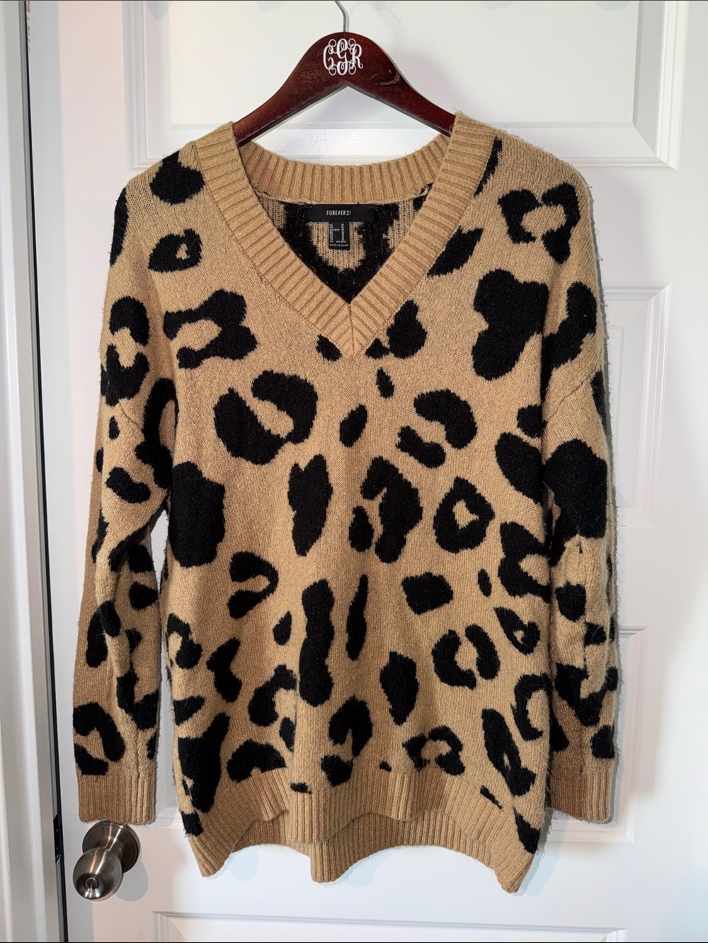 Forever 21 Womens Black and Tan Leopard Cheetah Print V-Neck Cozy Thick Sweater